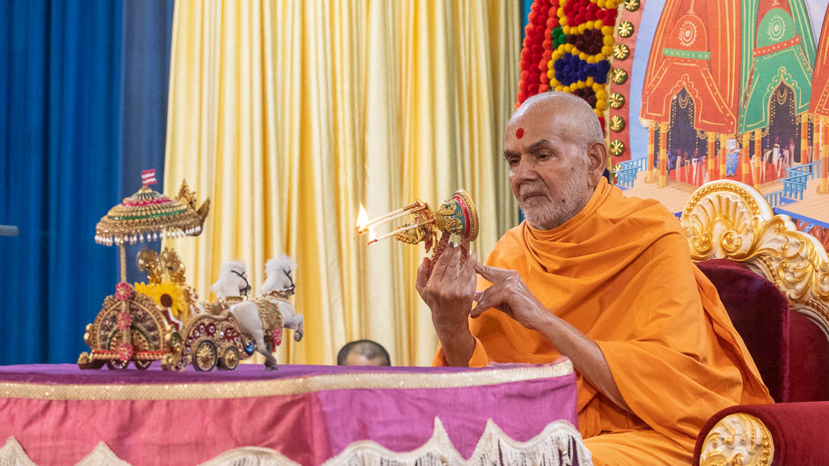 Swamishri performs the Rathyatra celebration arti