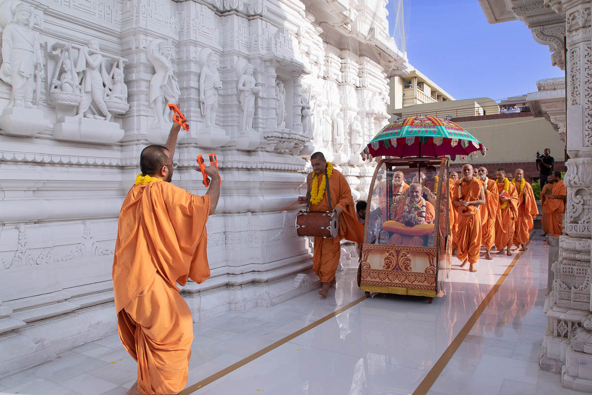 Swamishri and sadhus during the Rathyatra