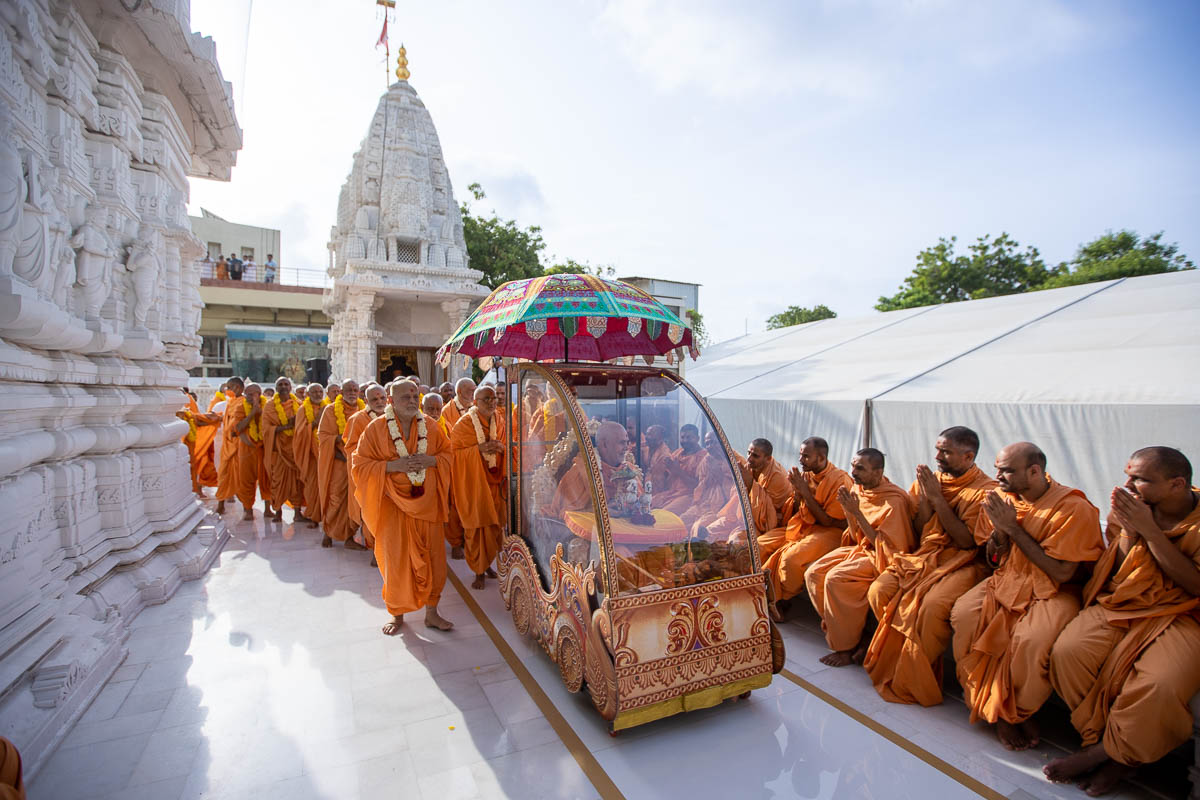 Swamishri and sadhus during the Rathyatra