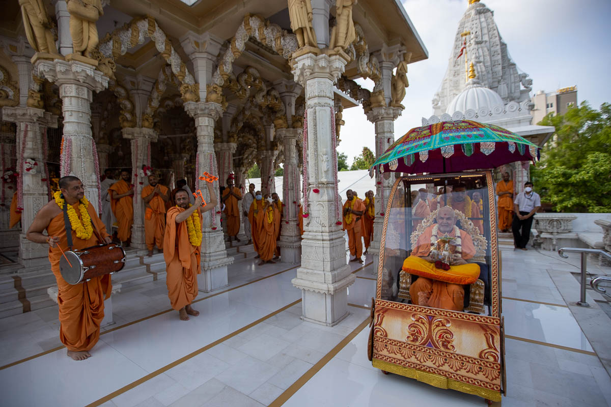 Swamishri and sadhus during the Rathyatra procession