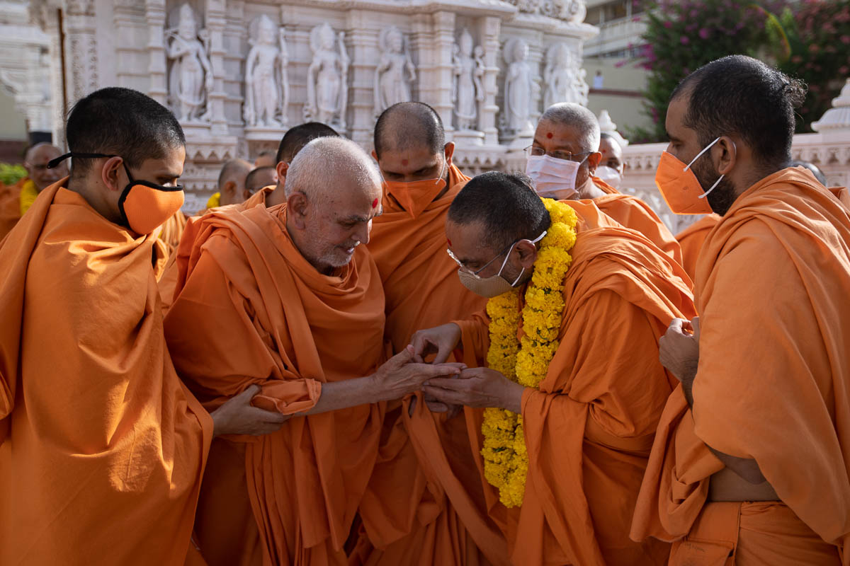 Swamishri blesses Vishwavihari Swami