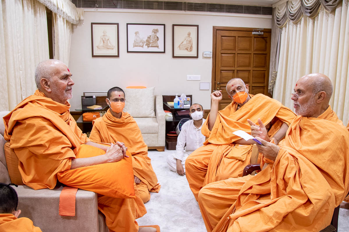 Swamishri in conversation with Pujya Viveksagar Swami in the afternoon
