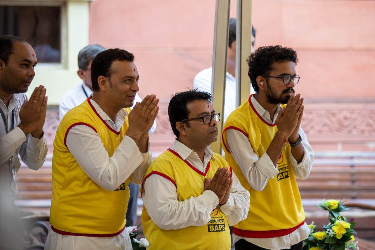 Volunteers doing darshan of Swamishri