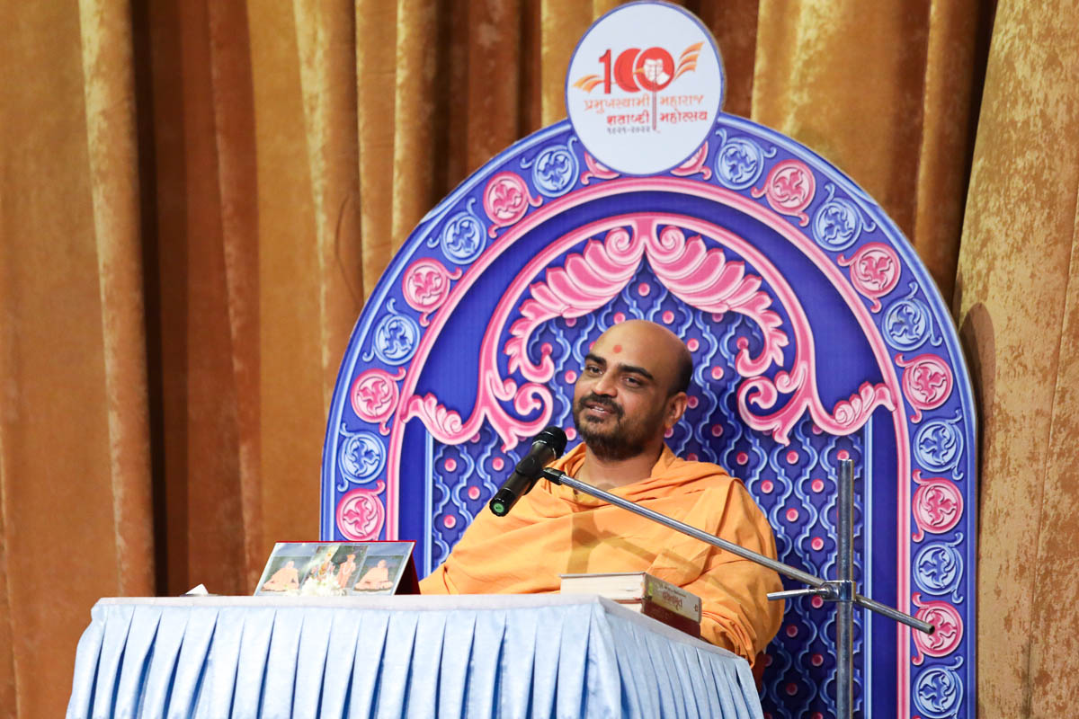 Gnannayan Swami addresses the evening satsang assembly