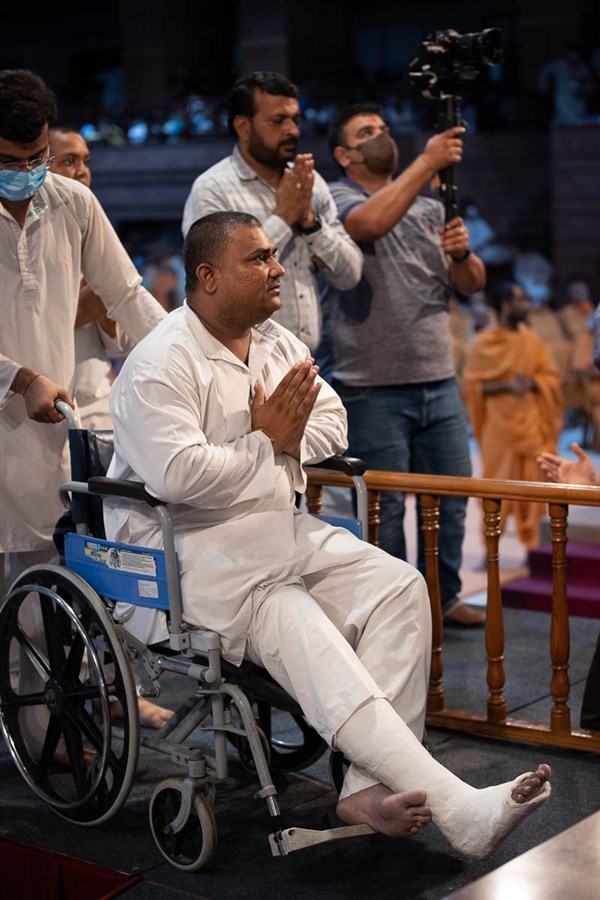 An ailing devotee doing samip darshan of Swamishri