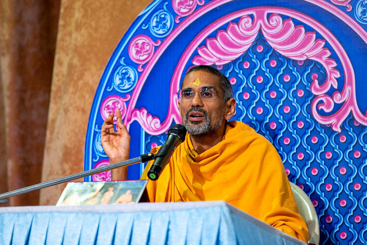 Atmatrupt Swami addresses the evening satsang assembly