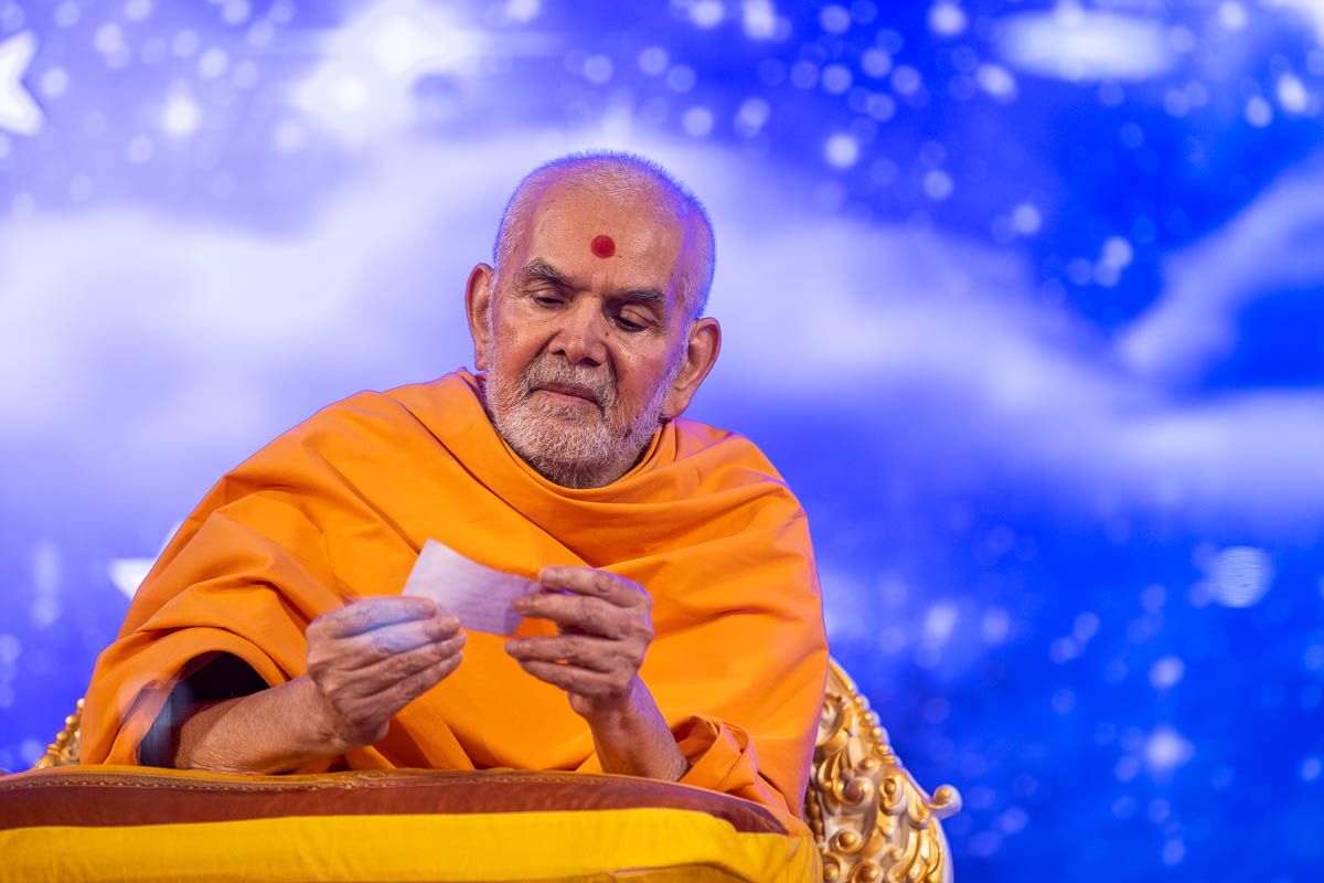 Swamishri reads prayers written by devotees