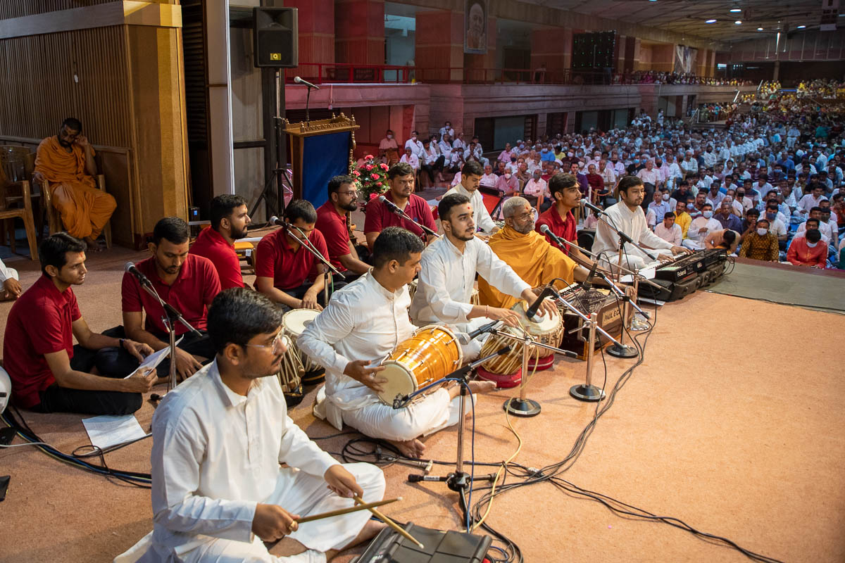 Youths sing kirtans in Swamishri's daily puja