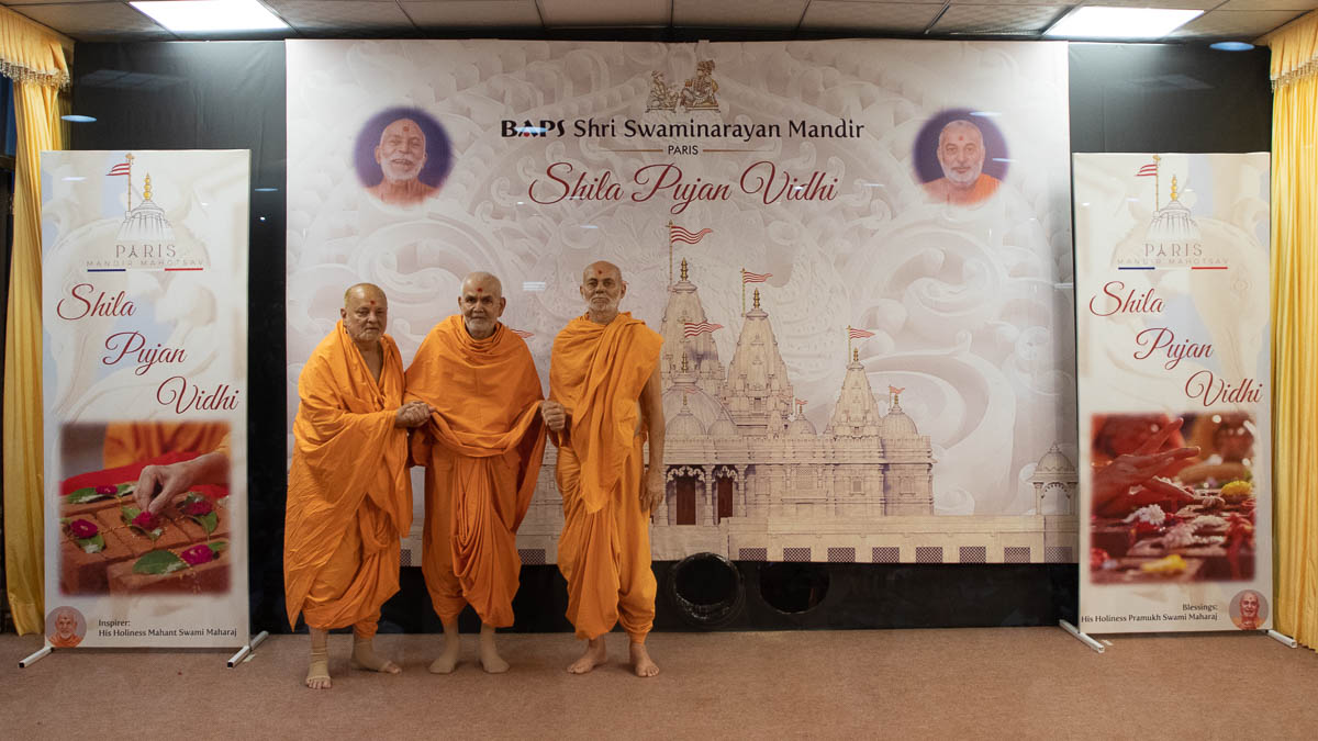 Swamishri, Pujya Ishwarcharan Swami and Pujya Viveksagar Swami