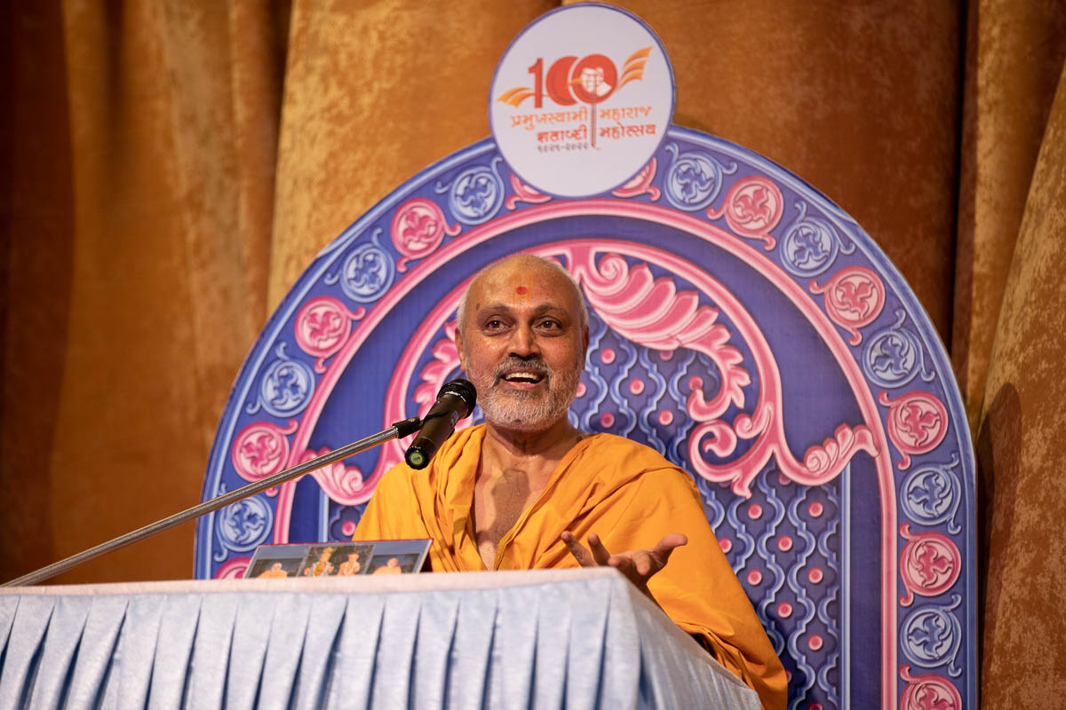 Brahmamuni Swami addresses the evening satsang assembly