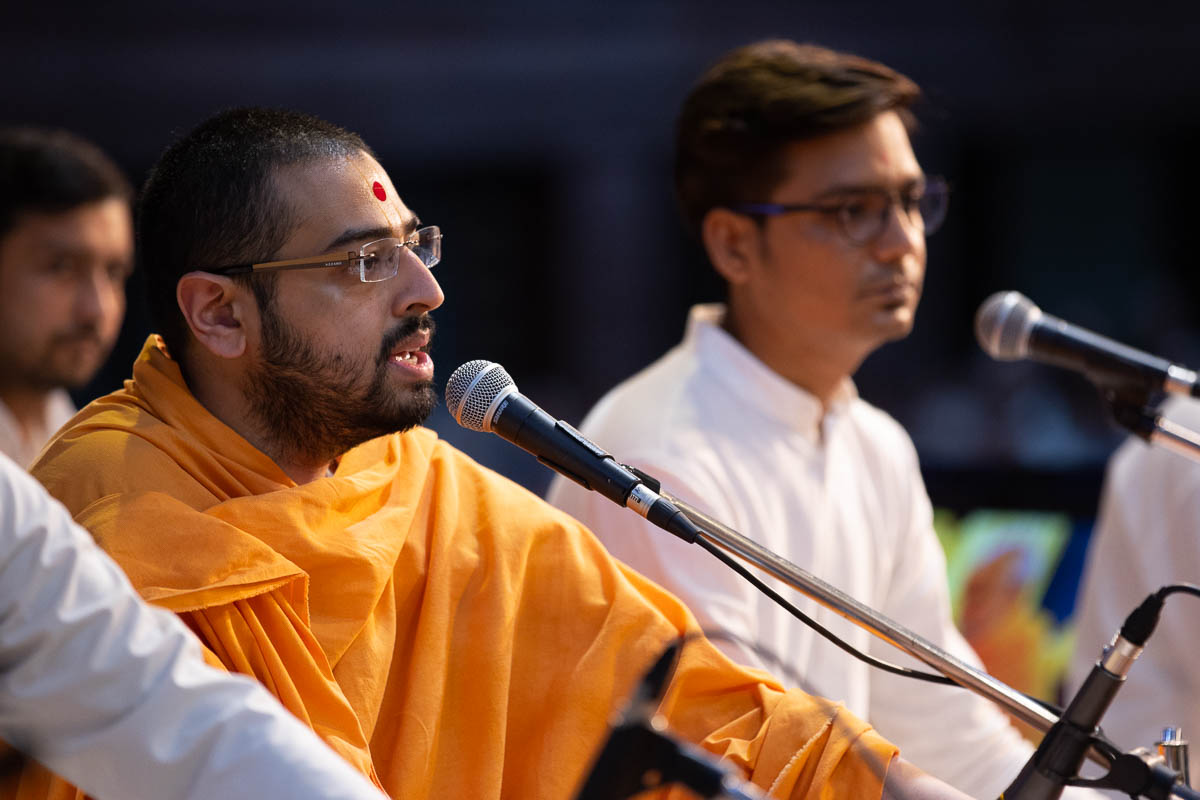 Gurukirtan Swami sings a kirtan in Swamishri's daily puja