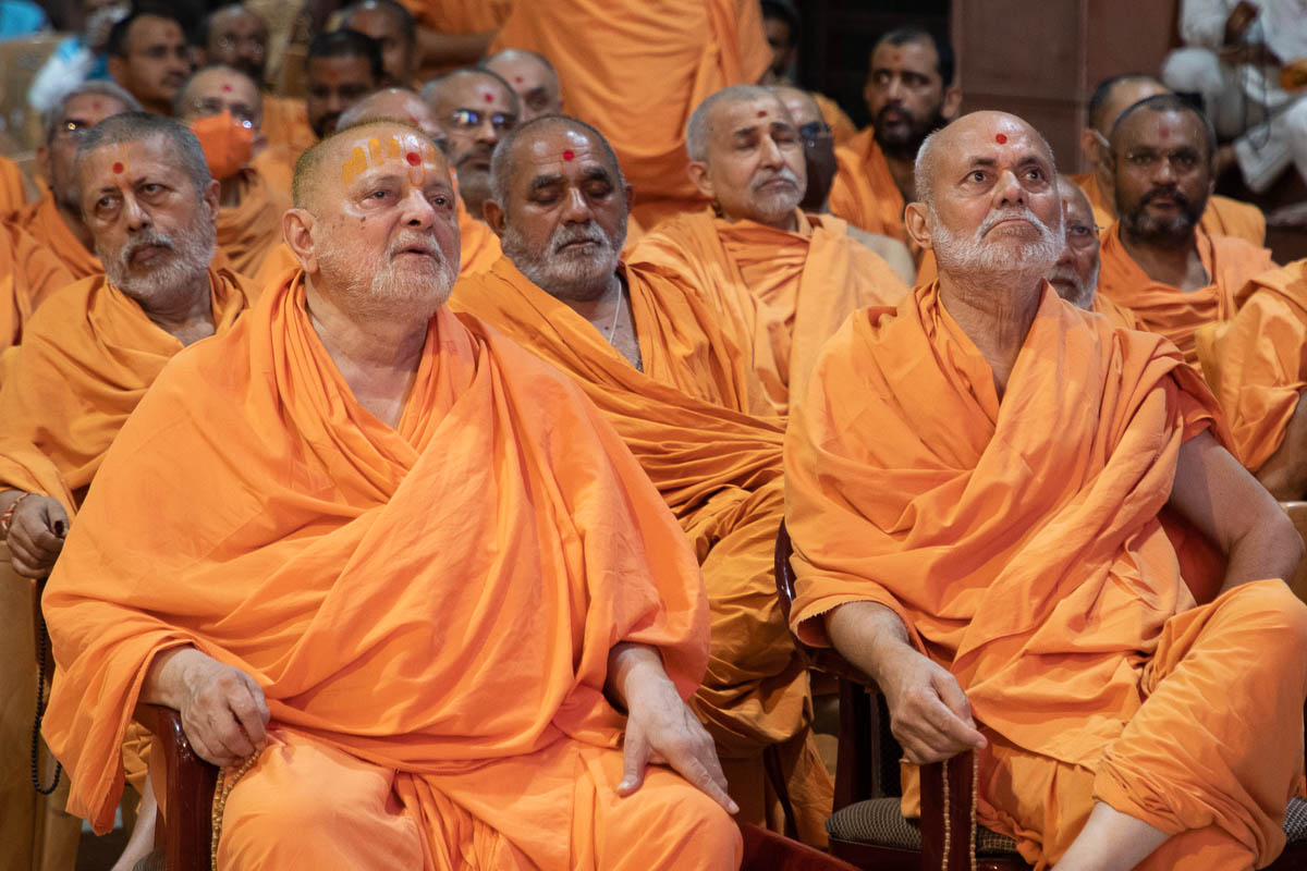 Pujya Ishwarcharan Swami, Pujya Viveksagar Swami and sadhus doing darshan of Swamishri