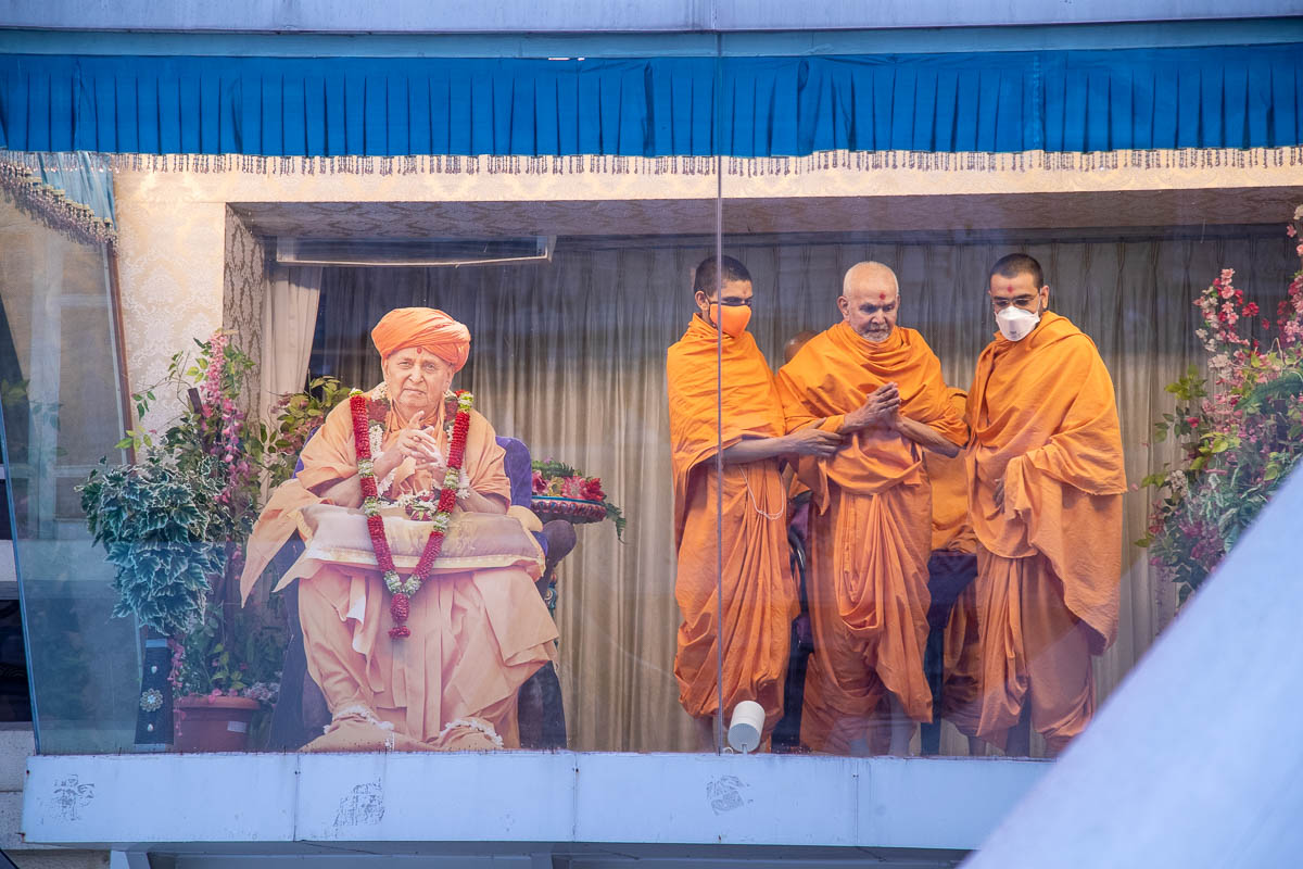 Swamishri arrives in the Akshar Jharukho (balcony) in the evening