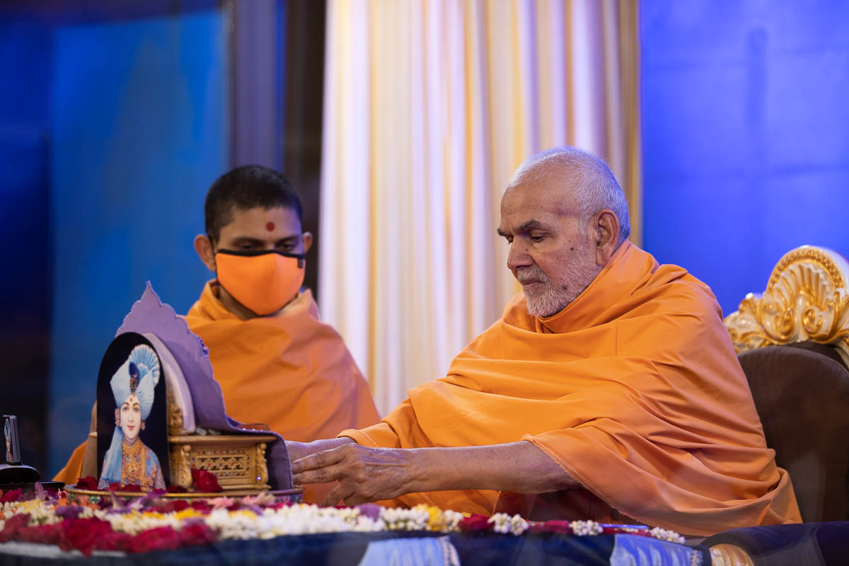 Swamishri adjusts the murti
