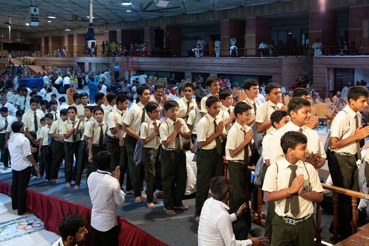 Students of Swaminarayan Vidyamandir, Raisan, doing samip darshan of Swamishri