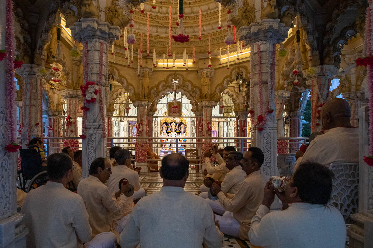 Youths sing kirtans in a traditional 'ochhchhav' style