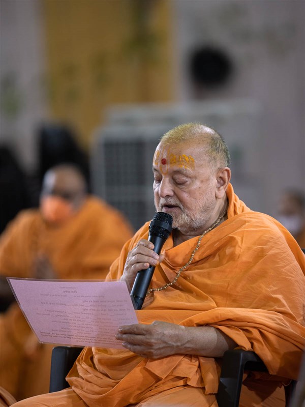 Pujya Ishwarcharan Swami leads everyone in reciting the sadhana mantra and daily prayer in Swamishri's puja