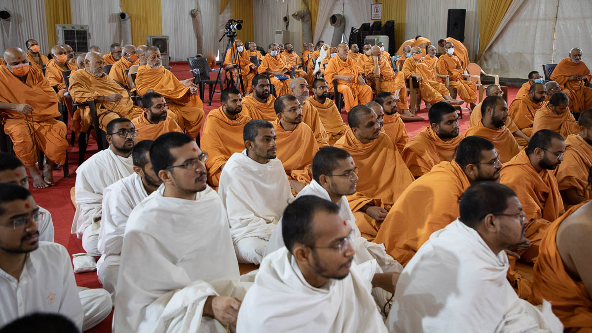 Sadhus and parshads doing darshan of Swamishri