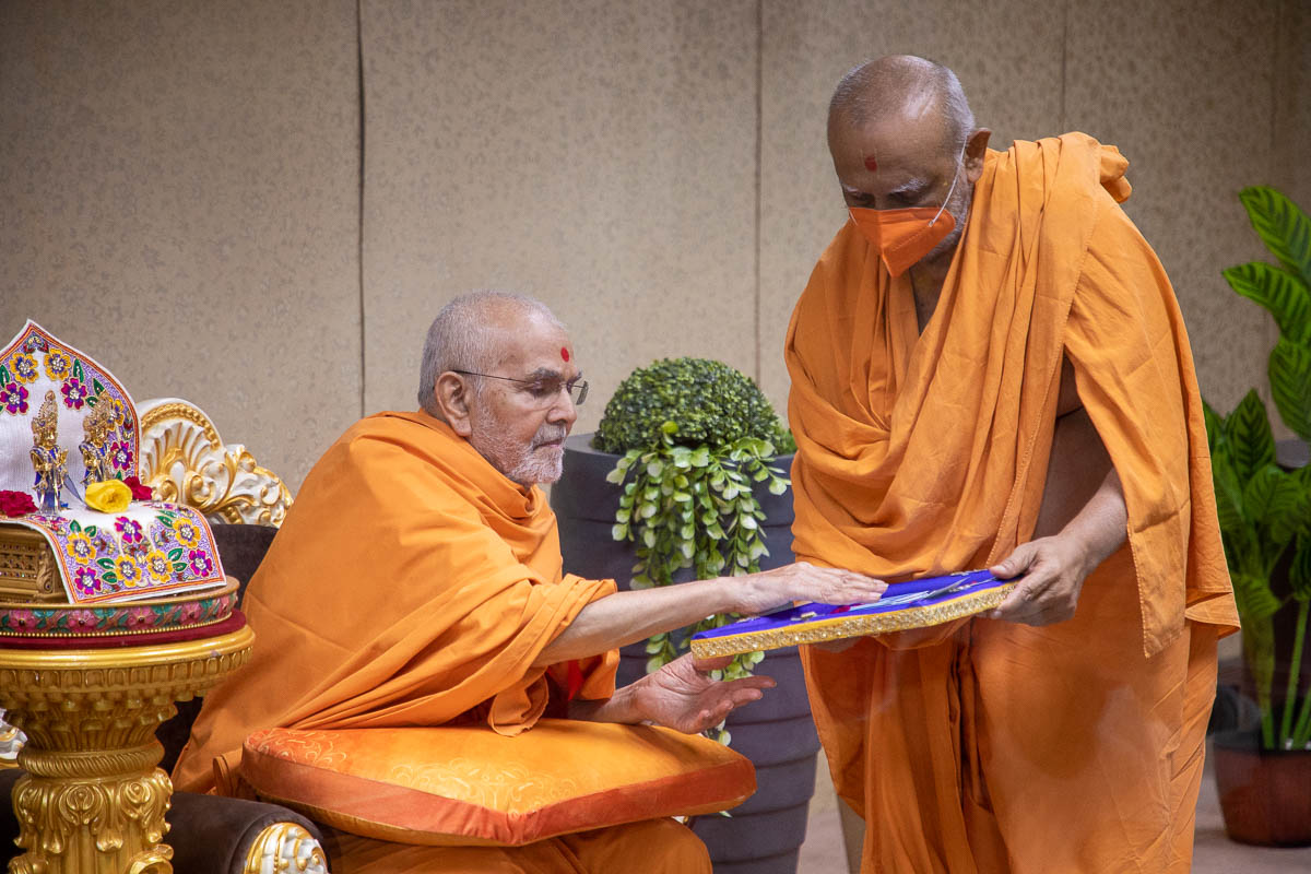 Swamishri sanctifies chaturmas niyam cards