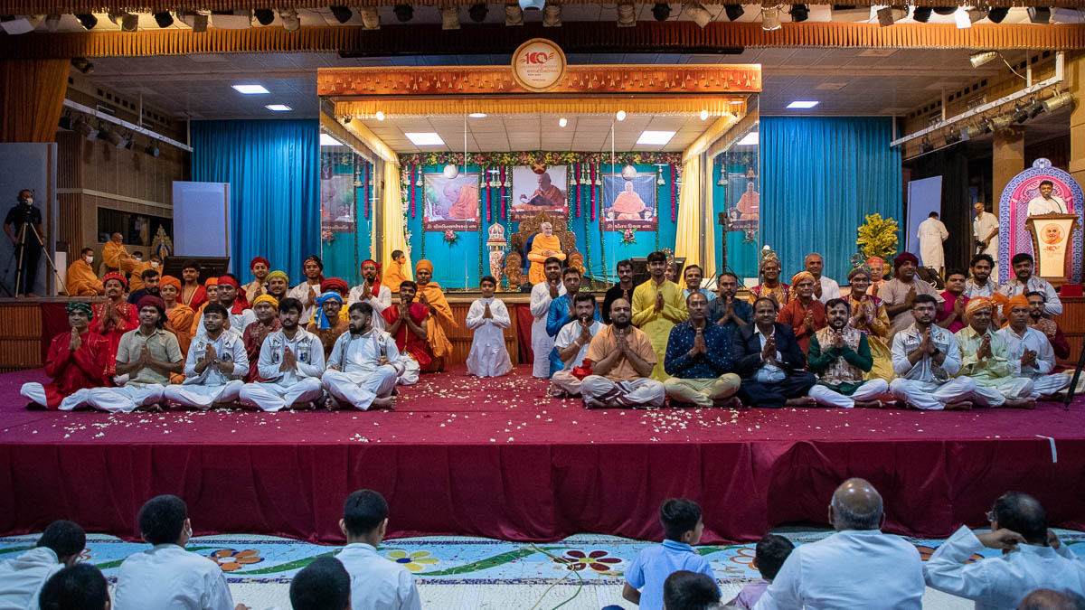 Youths with Swamishri