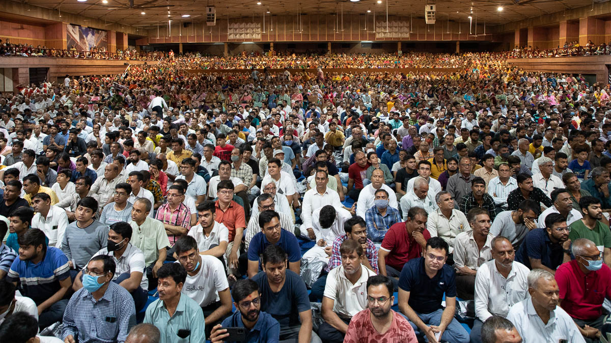 Devotees during the assembly 