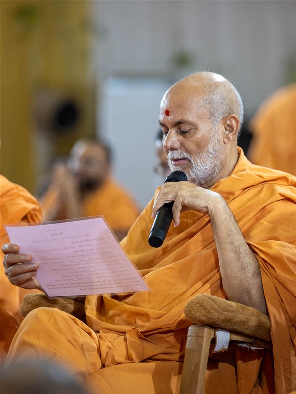 Pujya Viveksagar Swami leads everyone in reciting the sadhana mantra and daily prayer in Swamishri's puja