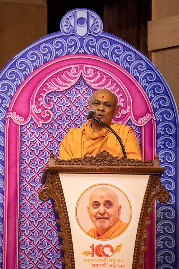 Shrutiprakash Swami addresses the assembly