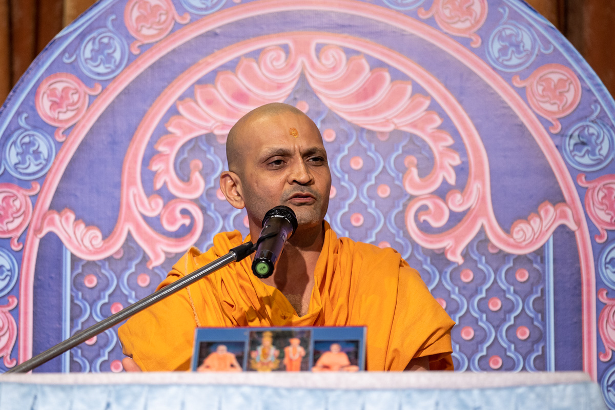 Harinarayan Swami addresses the evening satsang assembly
