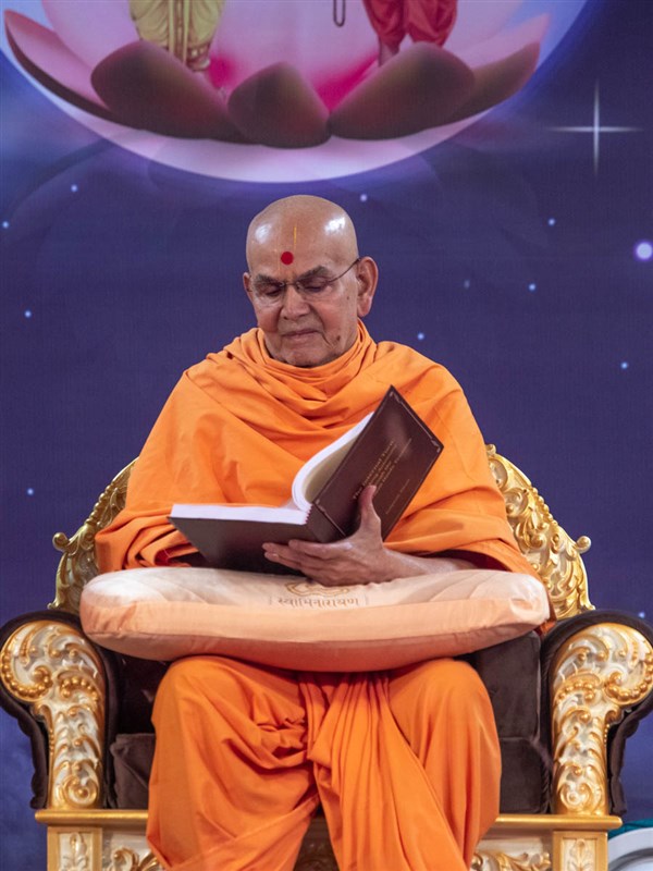 Swamishri sanctifies a thesis