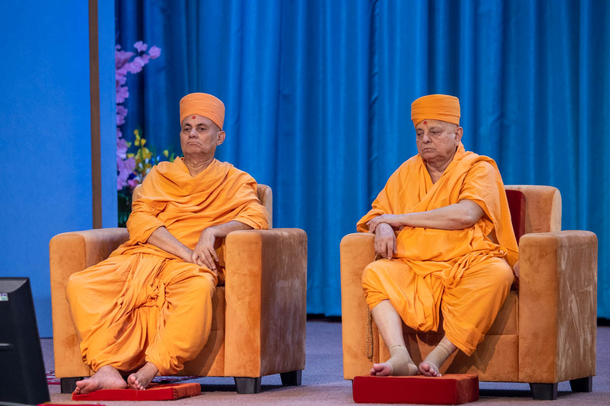 Pujya Ishwarcharan Swami and Pujya Viveksagar Swami during the assembly