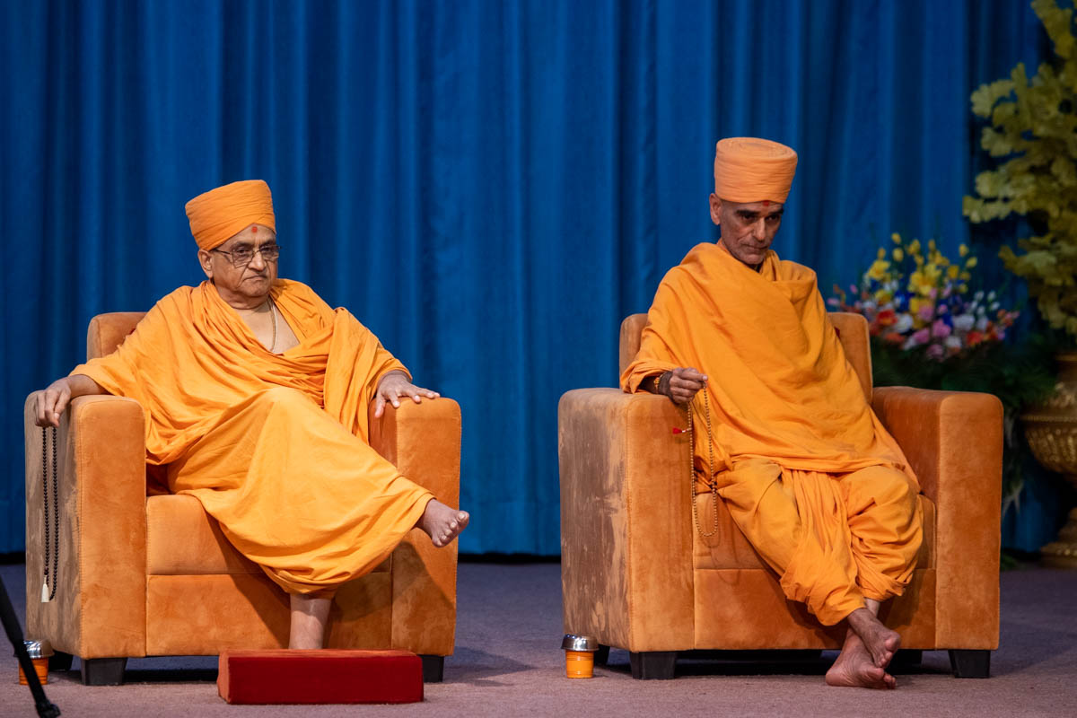 Shrihari Swami and Anandswarup Swami during the assembly