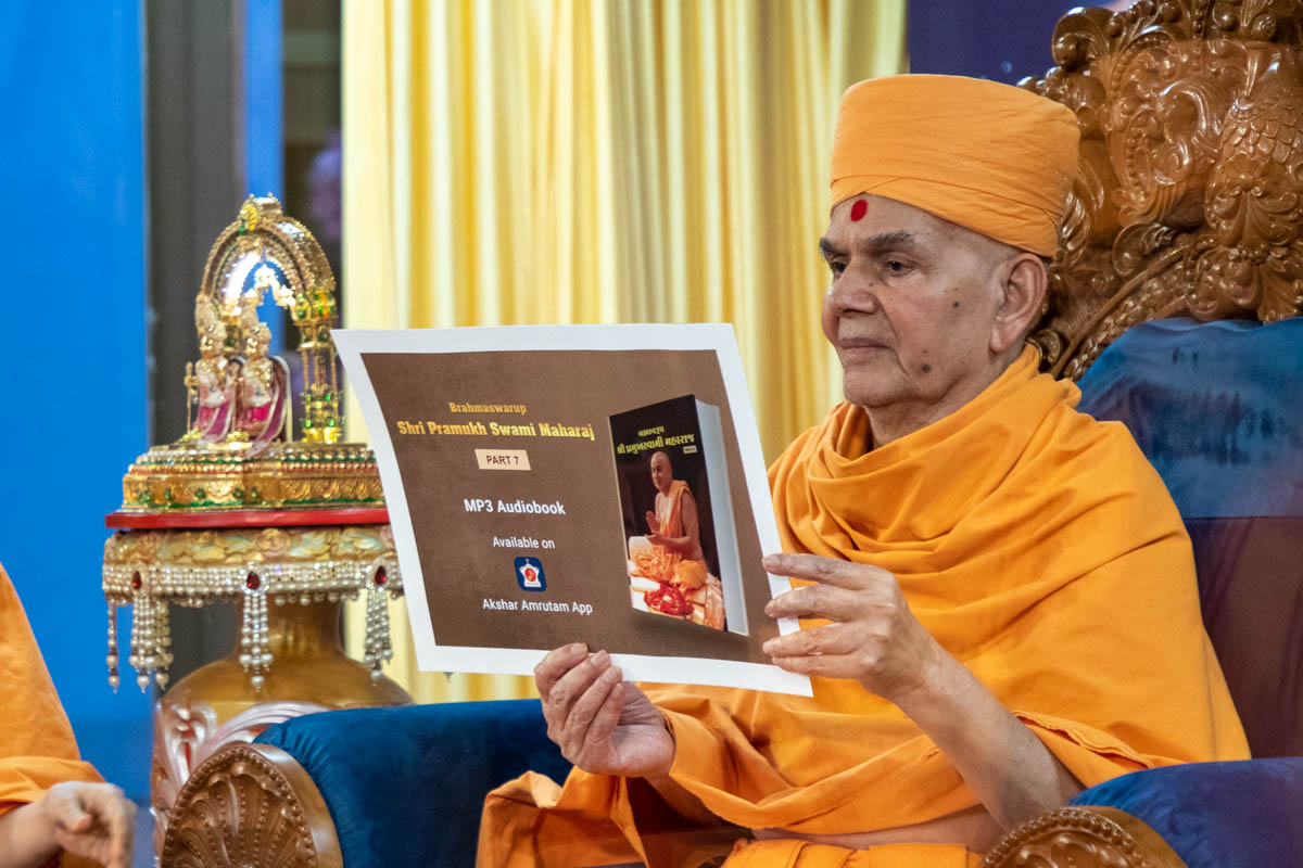 Swamishri inaugurates the audio book of 'Brahmaswarup Shri Pramukh Swami Maharaj Part 7'
