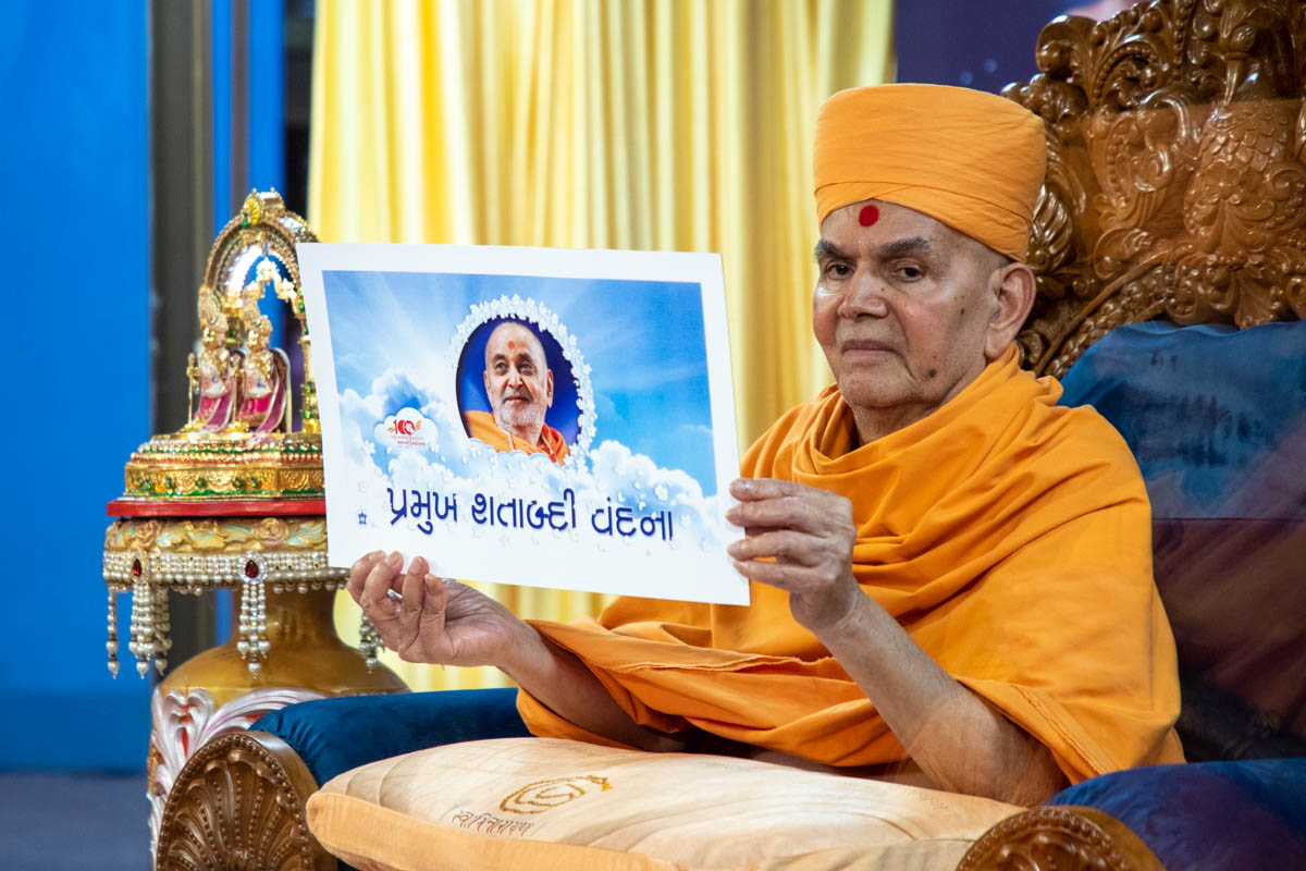 Swamishri inaugurates an audio publication, 'Pramukh Shatabdi Vandana'