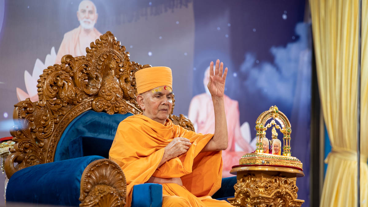 Swamishri hails 'Pramukh Swami Maharaj Shatabdi Mahotsav ni jai'