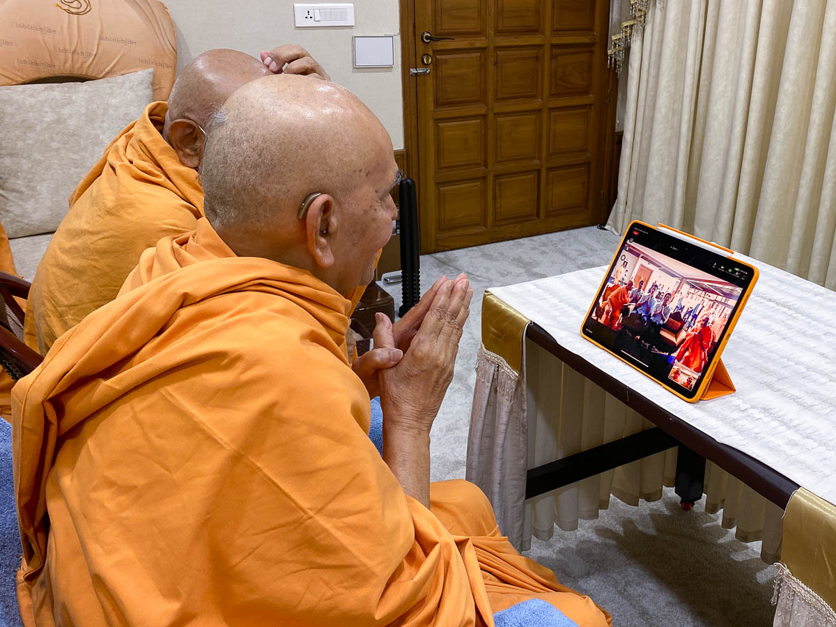 Swamishri in conversation with <br><a href="https://www.baps.org/News/2022/Indian-Cricket-Legend-Sachin-Tendulkar-Visits-Neasden-Temple-21597.aspx" target="blank" style="text-decoration:underline; color:blue;">Shri Sachin Tendulkar</a>     via video conference