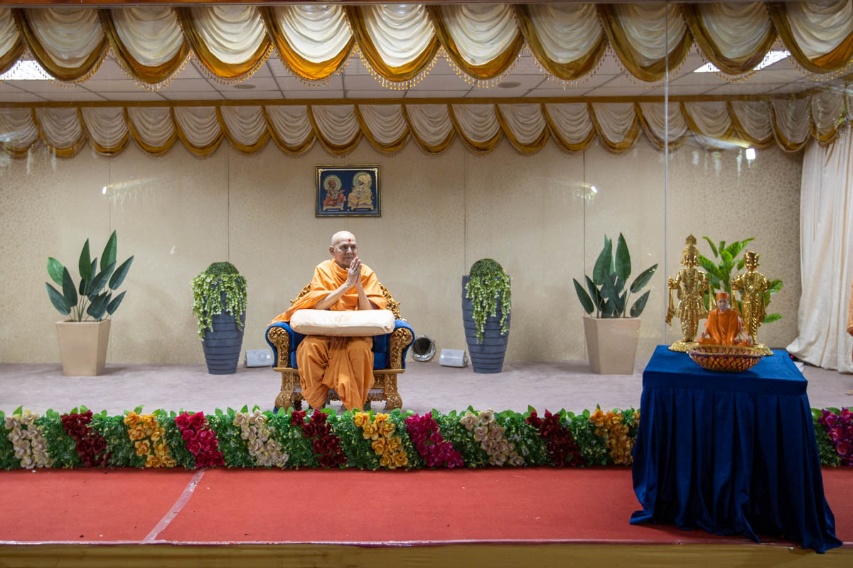 Swamishri greets devotees in the evening