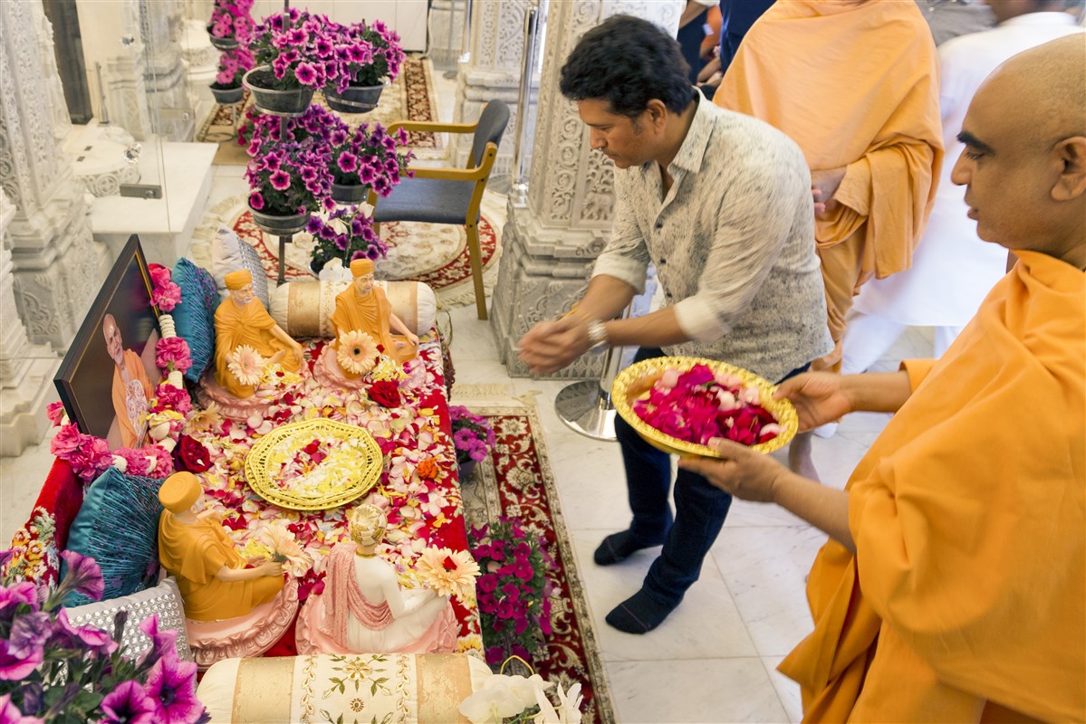 Sachin Tendulkar paid his respects to the sacred images in the upper sanctum of the Mandir as well to His Holiness Mahant Swami Maharaj on the auspicious occasion of Guru Purnima