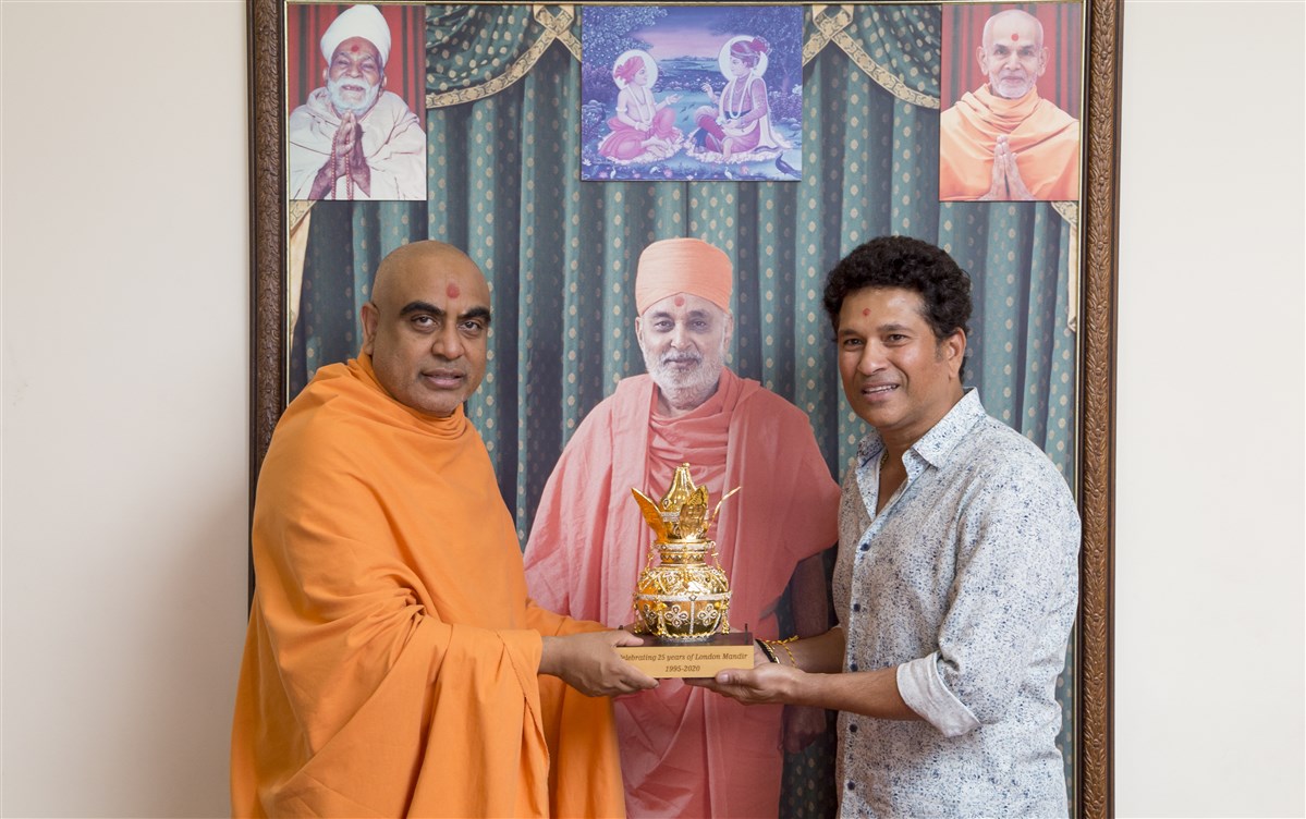 Sachin Tendulkar received an Amrut Kalash, a Hindu symbol of perfection and immortality, in front of an image of Pramukh Swami Maharaj
