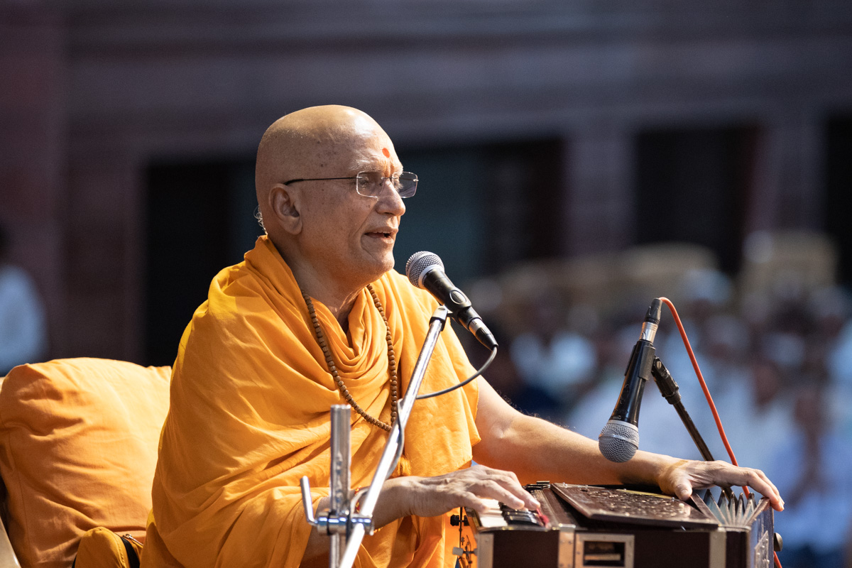 Yagneshwar Swami sings a kirtan in Swamishri's morning puja