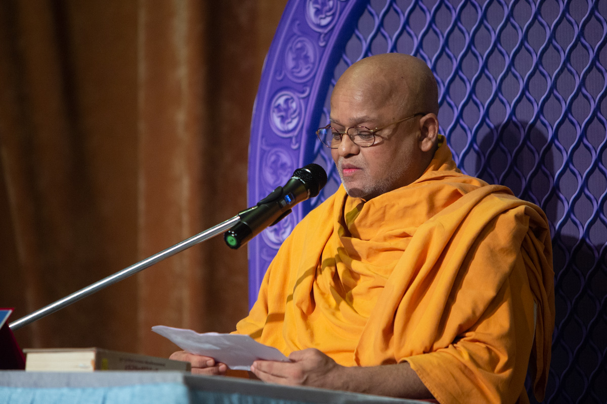 Atmasantosh Swami addresses the evening satsang assembly