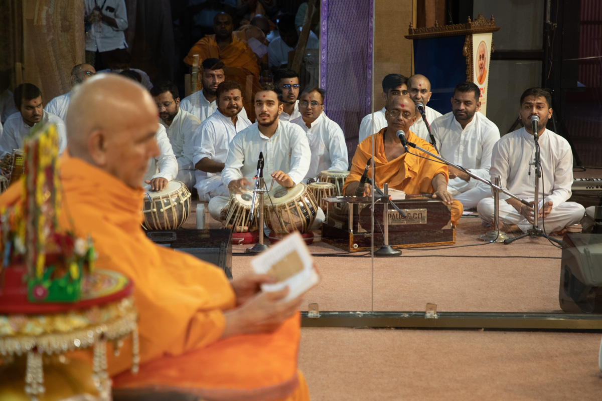 Krishnaswarup Swami sings a kirtan in Swamishri's daily puja