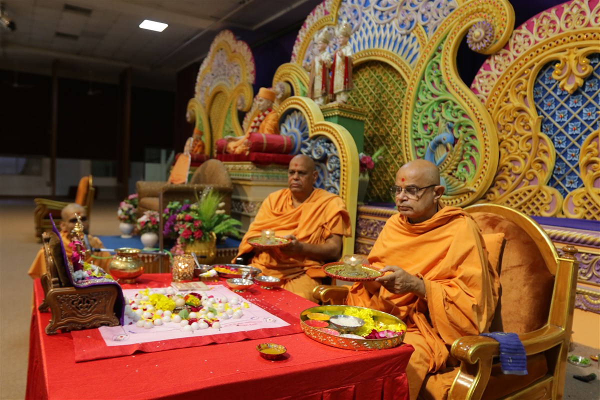 Gnaneshwar Swami performs the mahapuja arti