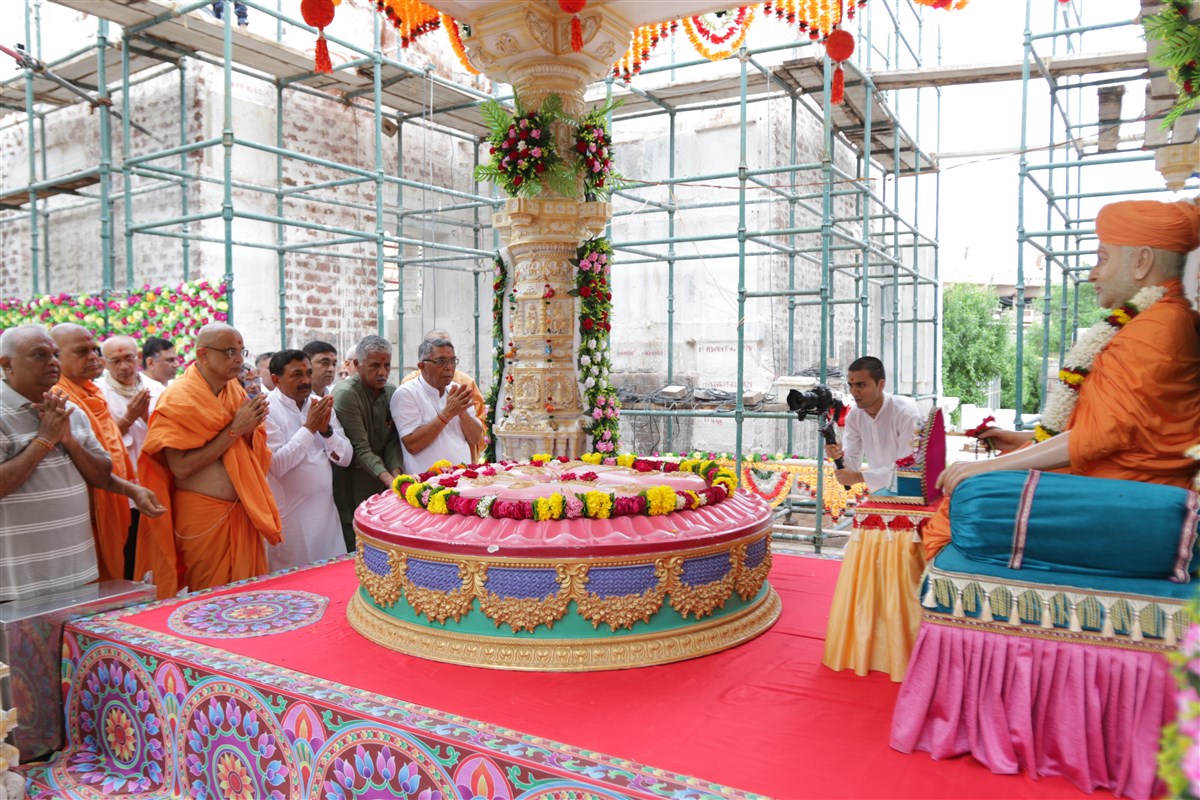 Sadhus and devotees doing darshan of Pramukh Swami Maharaj