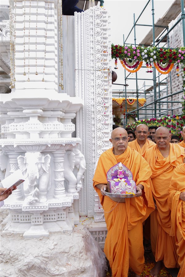 Gnaneshwar Swami with Thakorji in front of the barsakh