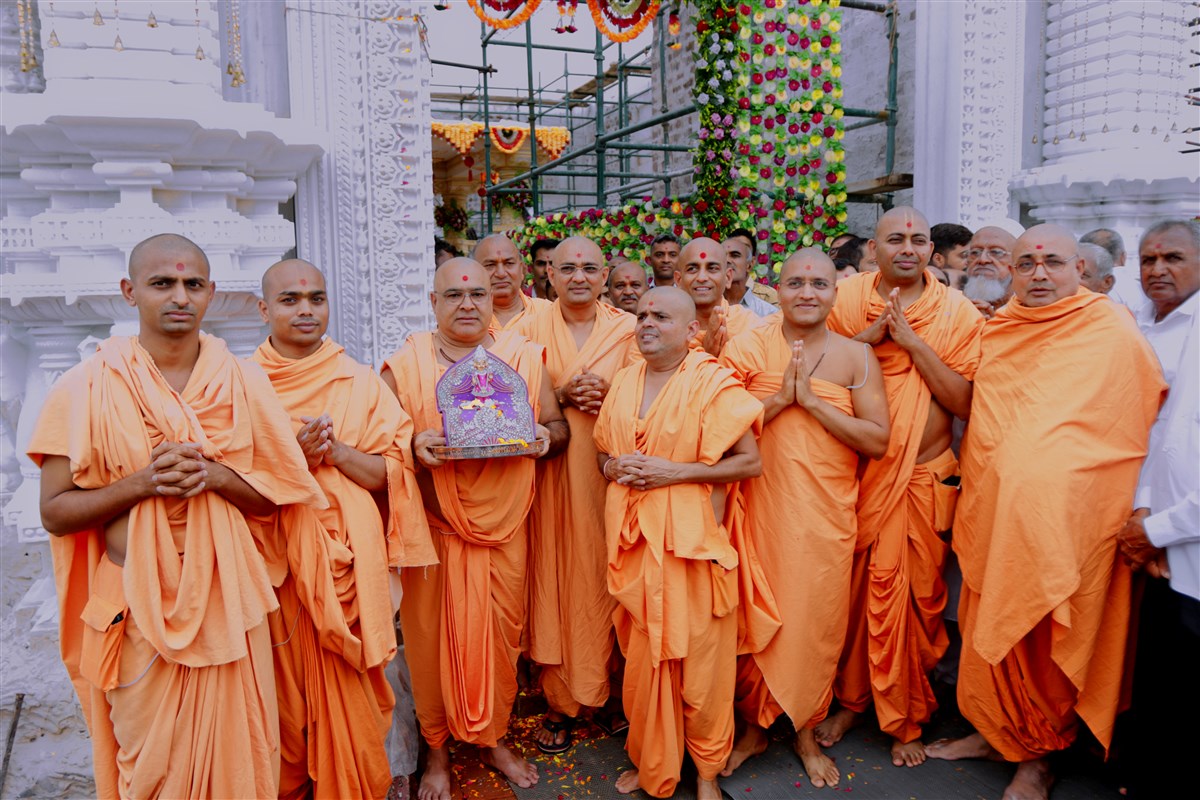 Swamis with Thakorji in front of the barsakh