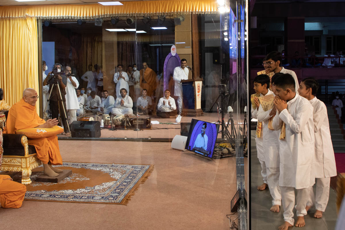 Children doing darshan of Swamishri 