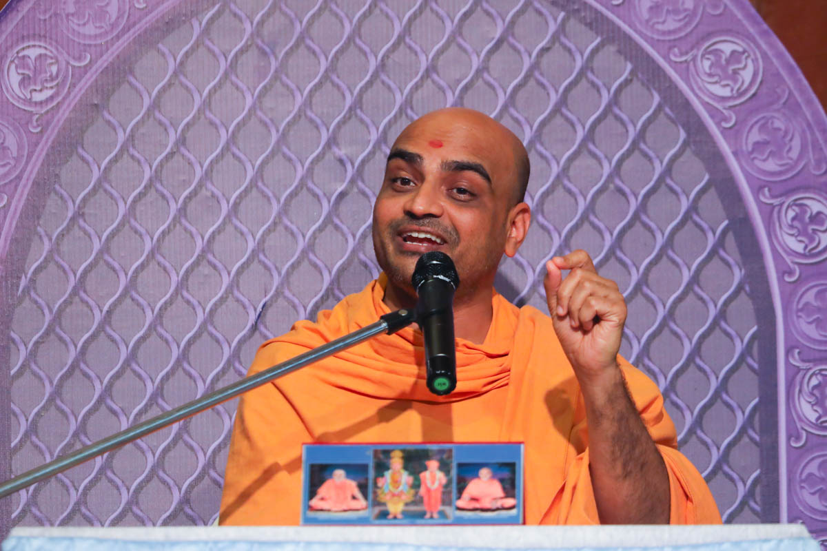 Gnannayan Swami addresses the assembly