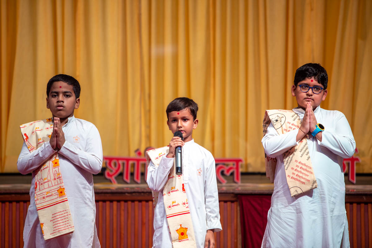 A child recites Satsang Diksha mukhpath