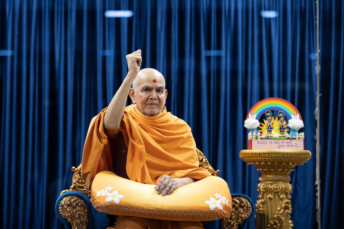 Swamishri hails 'Pramukh Swami Maharaj Shatabdi Mahotsavni jai'