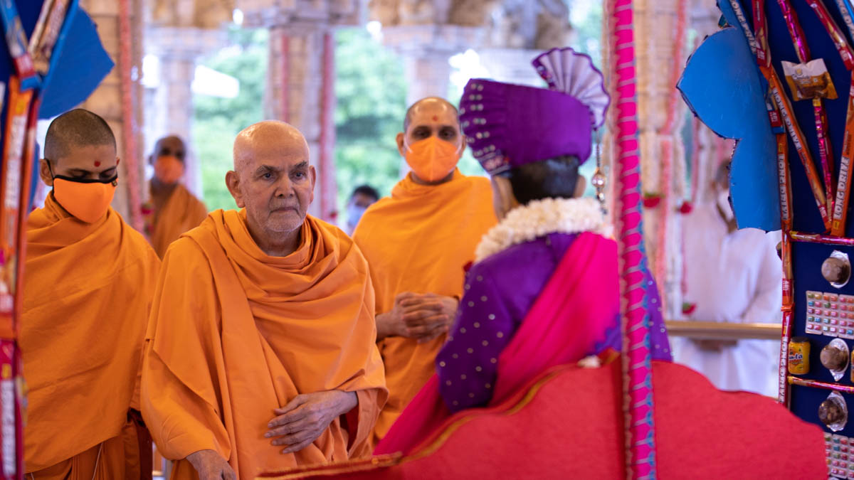 Swamishri swings Bhagwan Swaminarayan on a hindolo